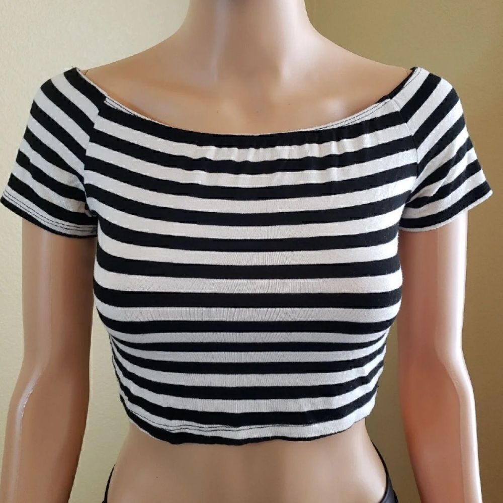 🖤 Black and white striped crop top